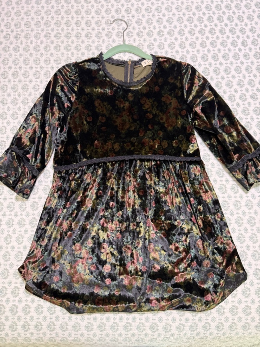 POL Velvet Floral Top in Dark Multi Size Small Never worn